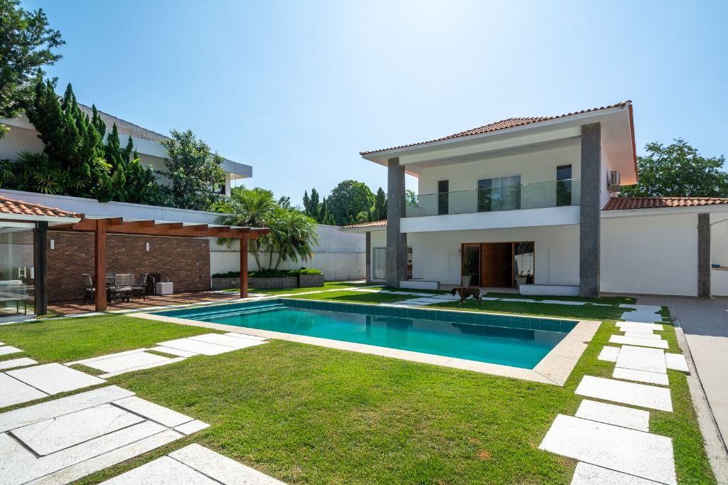 Casa luxuosa na Barra da Tijuca, no Rio de Janeiro, com piscina e gramado