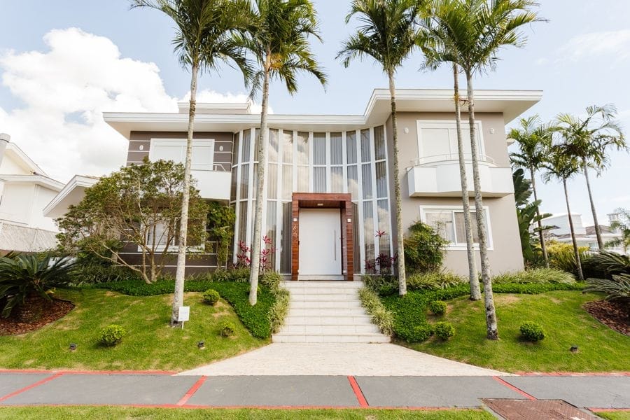 Casas em Jurerê viva o luxo à beira do mar de Florianópolis