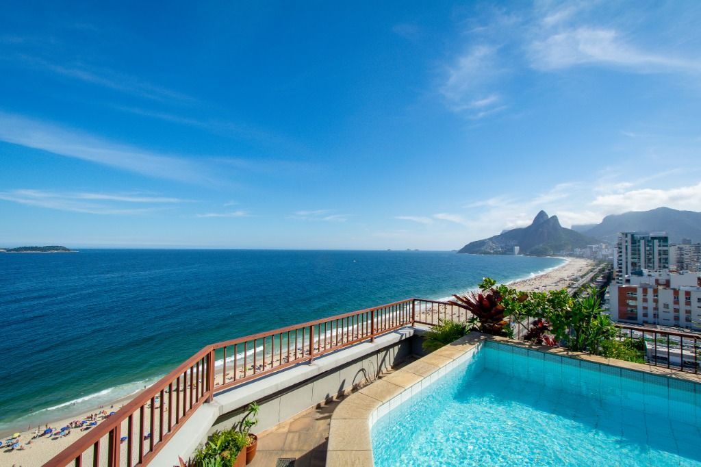 Cobertura em Ipanema, com piscina, céu azul e mar