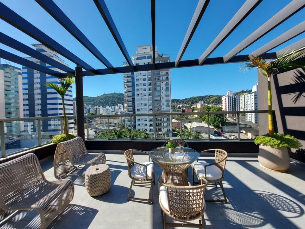 Apartamento no Centro de Florianópolis, terraço, céu, imóveis, cadeiras